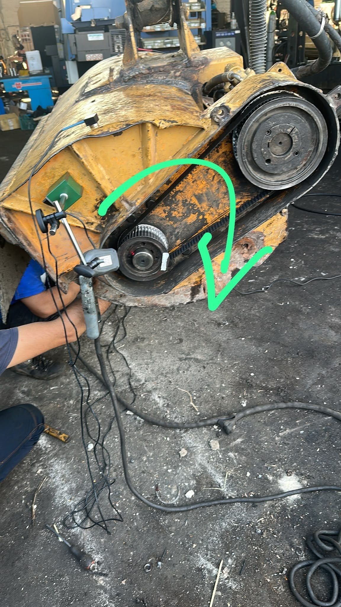 Schwingungssensor und Phasentachometer am Mulcher-Rotorantrieb montiert